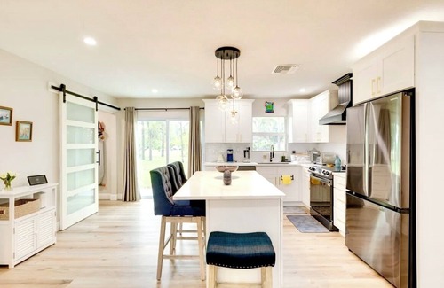Hunt Club House | Charming 3-bedroom house with WiFi, AC in welcoming Westlake