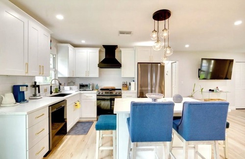 Hunt Club House | Charming 3-bedroom house with WiFi, AC in welcoming Westlake