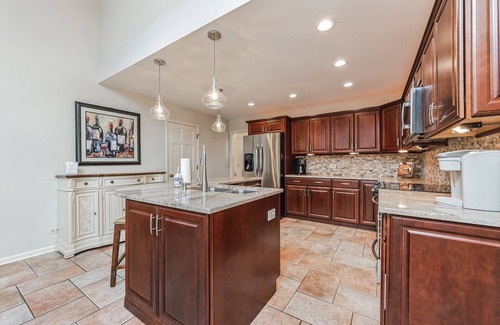 Fox Valley House | Charming 3-bedroom house in lovely Winfield, Illinois with WiFi, AC