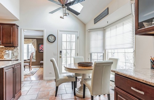 Fox Valley House | Charming 3-bedroom house in lovely Winfield, Illinois with WiFi, AC