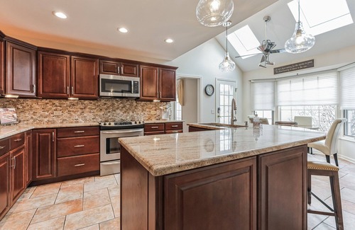 Fox Valley House | Charming 3-bedroom house in lovely Winfield, Illinois with WiFi, AC