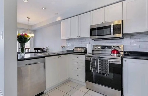 Barrie House | Charming 3-bedroom house with AC, WiFi in lovely Barrie