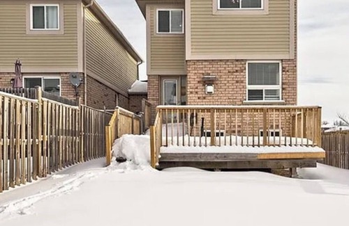 Barrie House | Charming 3-bedroom house with AC, WiFi in lovely Barrie