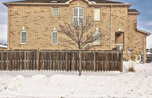 Barrie House | Charming 3-bedroom house with AC, WiFi in lovely Barrie