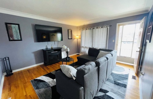 Walkerville House | Charming 3-bedroom house with WiFi and AC in delightful Windsor