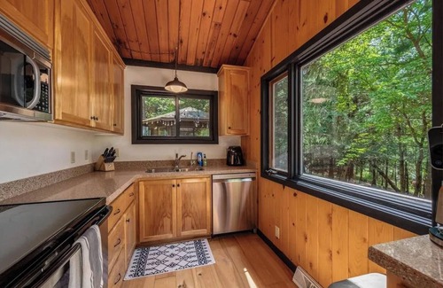 Bigfork House | Charming 3-bedroom house with WiFi, AC on Big Turtle Lake.