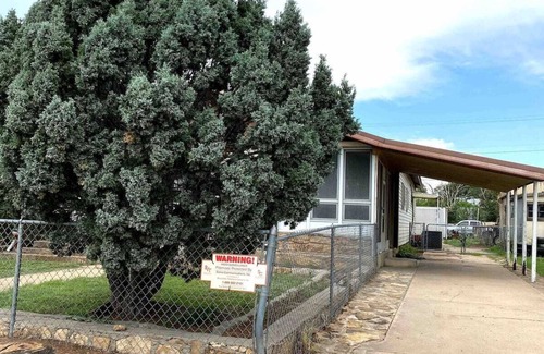 Seneca House | Charming 3-bedroom house with AC, WiFi in Clayton