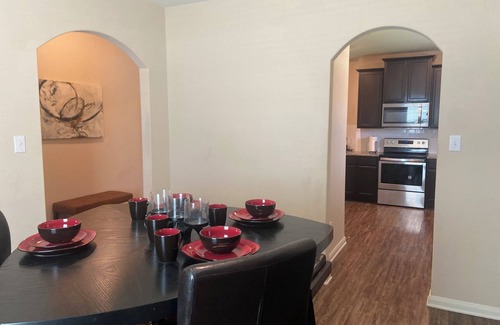 Crowley House | Charming 3-bedroom house with AC, WiFi in serene Crowley
