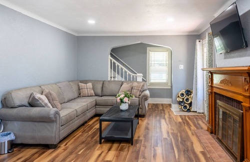 Decatur House | Charming 3-bedroom house in enchanting Decatur with WiFi, AC