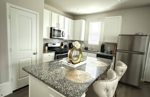 Westfield House | Charming 3-bedroom house pet and family-friendly, close to IAH in Houston