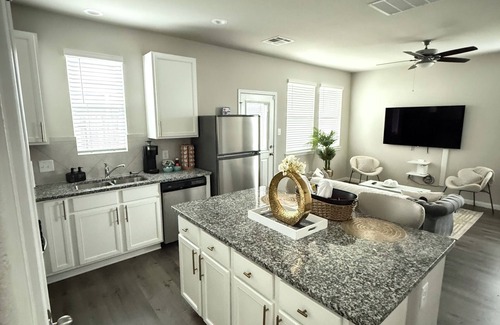 Westfield House | Charming 3-bedroom house pet and family-friendly, close to IAH in Houston