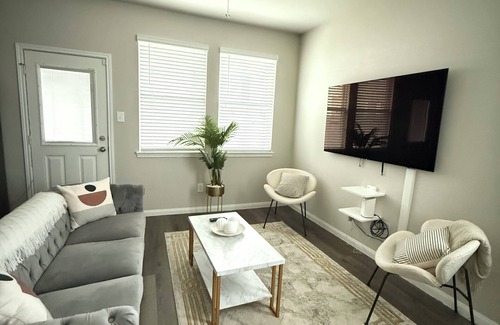 Westfield House | Charming 3-bedroom house pet and family-friendly, close to IAH in Houston