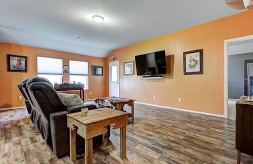 Mustang House | Charming 3-bedroom house with WiFi, AC in quaint Mustang