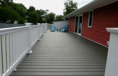 Morehead City House | Charming 3-bedroom house with Privacy Fence, Large Deck, Ping-Pong, Marina