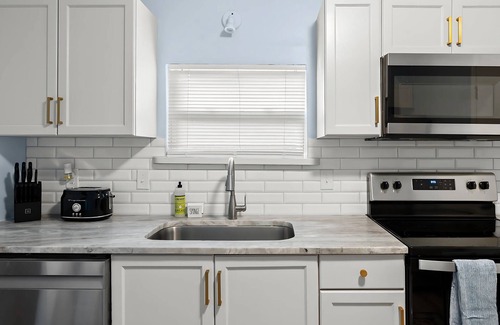College Park House | Charming 3-bedroom house with Porch, Hot tub, Fenced Yard, Downtown
