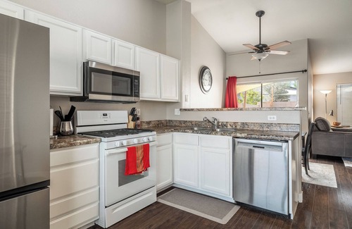 Kaufman And Broad At The Vineyards House | Charming 3-bedroom house in West Phoenix with pool
