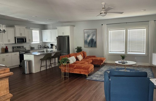 Raytown House | Charming 3-bedroom house 5 minutes from stadiums with balcony and garage
