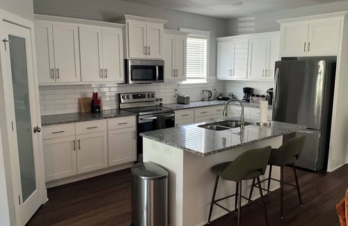 Raytown House | Charming 3-bedroom house 5 minutes from stadiums with balcony and garage