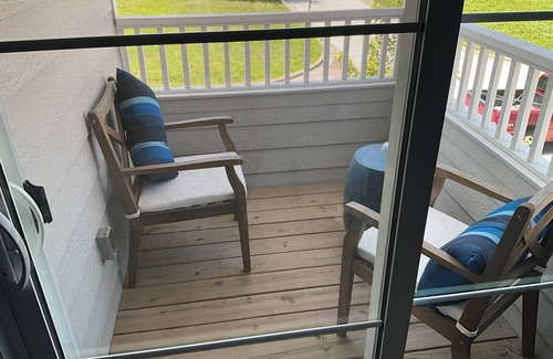 Raytown House | Charming 3-bedroom house 5 minutes from stadiums with balcony and garage