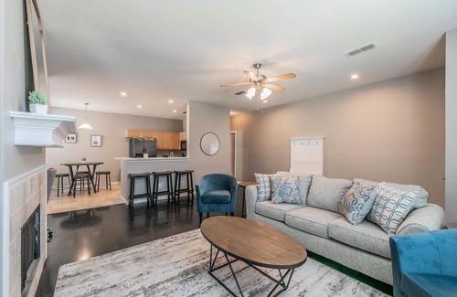 Roanoke House | Charming 3-bedroom house in Roanoke - Unique dining Capitol of Texas!