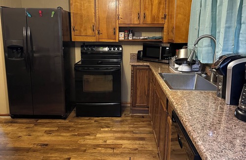Ballengee House | Charming 3-bedroom house with AC and WiFi