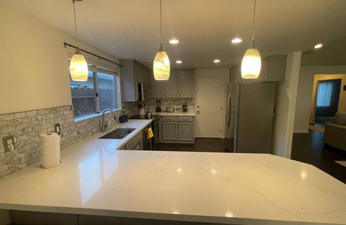 Turlock House | Charming 3-bedroom house in Turlock with AC and WiFi. Pool and Tub and Patio TV.