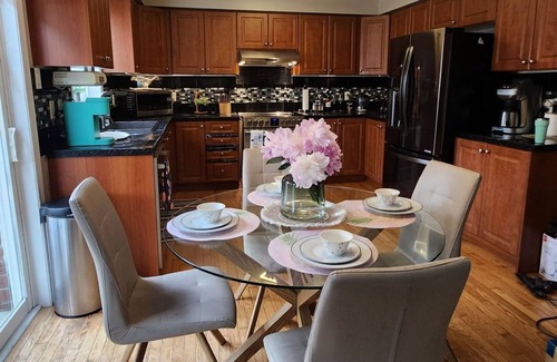 Barrie House | Charming 3-bedroom house with AC and WiFi in marvelous Barrie...