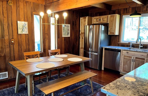 Acme House | Charming 3-bedroom house in Bear Rocks near State Parks and resorts