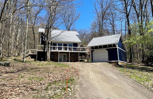 Acme House | Charming 3-bedroom house in Bear Rocks near State Parks and resorts