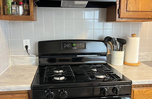 Erie House | Charming 3-bedroom house in wonderful Erie with AC, WiFi, large driveway