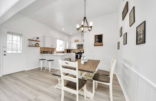 Barker House | Charming 3-bedroom house in lovely Katy with WiFi, sleeps 8