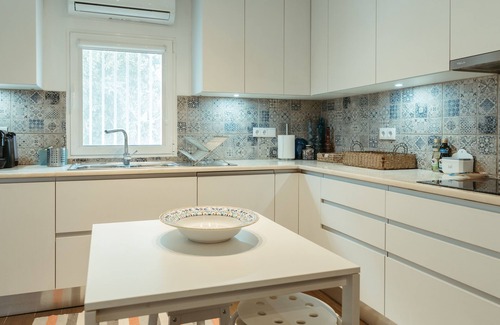 Evora House | Charming 3-bedroom house, 2 WC, jacuzzi and barbuecue. Free parking and wi-fi.