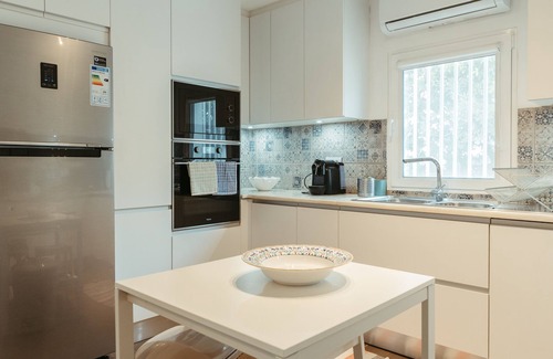 Evora House | Charming 3-bedroom house, 2 WC, jacuzzi and barbuecue. Free parking and wi-fi.