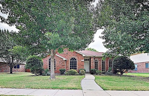 Allen House | Charming 3-bedroom house on a green belt in Allen