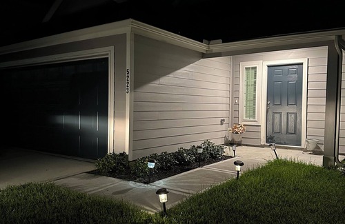 Iowa Colony House | Charming 3-bedroom house in marvelous Arcola with AC, WiFi