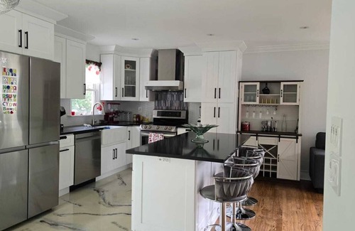 Bethel House | Charming 3-bedroom house with AC and WiFi lower label muvie theater ,