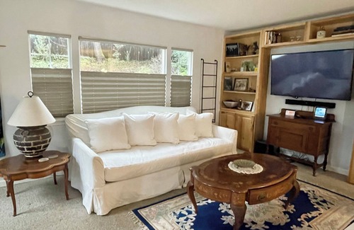 Chico House | Charming 3-bedroom house with Private Creek in peaceful Butte Creek Canyon