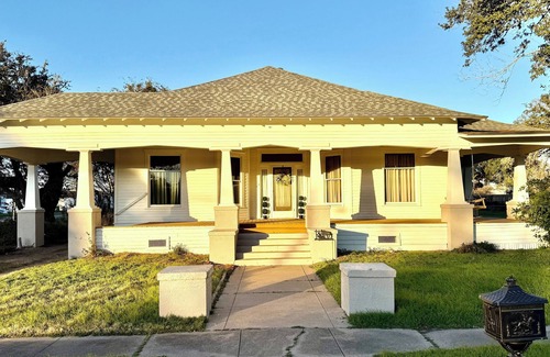 Cuero House | Charming 3-bedroom house with WiFi and AC in Cuero