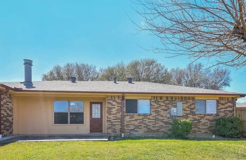 DeSoto House | Charming 3-bedroom house in peaceful DeSoto with WiFi and AC