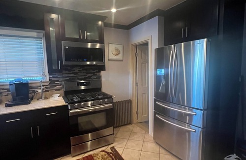 Alden Manor House | Charming 3-bedroom house with WiFi, AC and access to backyard