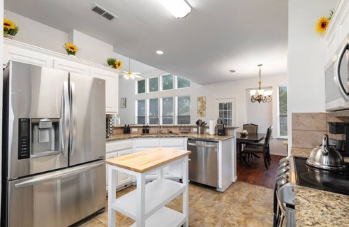 Euless House | Charming 3-bedroom house with AC, WiFi in quiet area Euless