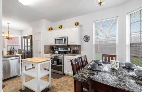 Euless House | Charming 3-bedroom house with AC, WiFi in quiet area Euless