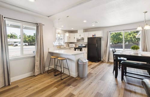 Raisin House | Charming 3-bedroom house with wifi, AC and smart tvs in every room
