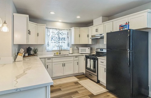 Raisin House | Charming 3-bedroom house with wifi, AC and smart tvs in every room