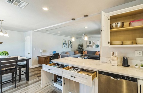 Raisin House | Charming 3-bedroom house with wifi, AC and smart tvs in every room