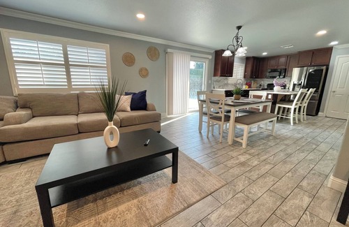 Roosevelt House | Charming 3-bedroom house with WiFi, AC in delightful Fresno
