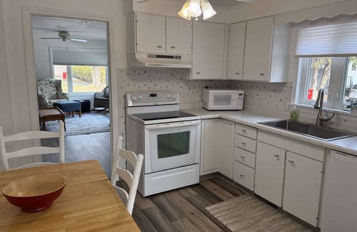 Gwinn House | Charming 3-bedroom house with WiFi and AC in Gwinn