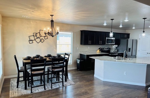 Hobbs House | Charming 3-bedroom house with AC, WiFi in tranquil Hobbs