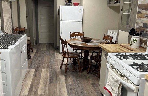 Houma House | Charming 3-bedroom house with AC, WiFi in serene Houma