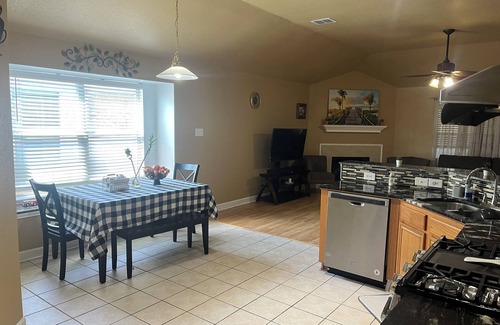 Hurst House | Charming 3-bedroom house with WiFi and fitness room in Hurst